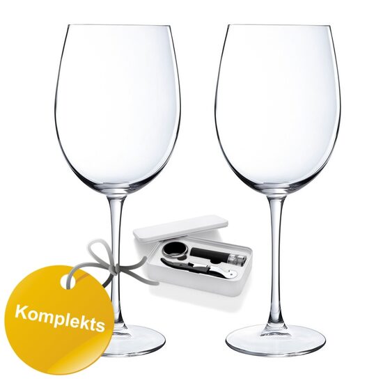 Vīna glāžu komplekts ar vīna piederumiem.